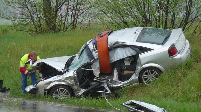 Der Opelfahrer wurde in seinem Fahrzeug eingeklemmt, und verstarb noch am Unfallort.