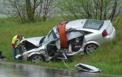 Der Opelfahrer wurde in seinem Fahrzeug eingeklemmt, und verstarb noch am Unfallort.