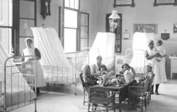 Kinder spielen im Schaare Zedek Krankenhaus in Jerusalem im Jahr 1910 mit Teddybären, die von Margarete Steiff gespendet wurden.