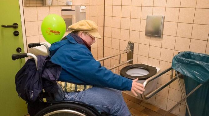 Mühsames Geschäft: Wer wie Helga Jansons auf den Rollstuhl angewiesen ist, hat in Behinderten-WCs oft seine liebe Not.