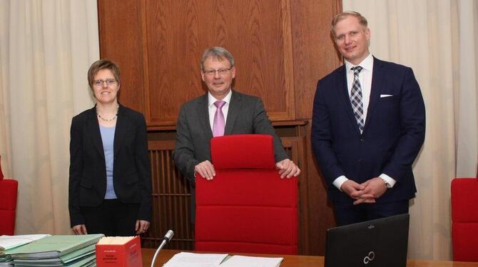 Aktenberge, wie im Bild links vorn, bekommen Gerichtspräsident Martin Rother (Mitte) und die Richter und Gerichtspressesprecher