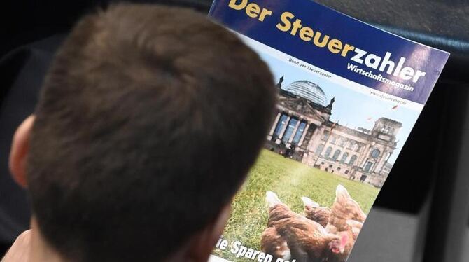 Fachlektüre: Ein Abgeordneter der CDU/CSU-Fraktion schaut im Bundestag in eine Zeitschrift mit dem Titel »Der Steuerzahler«.
