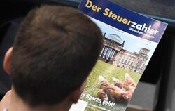 Fachlektüre: Ein Abgeordneter der CDU/CSU-Fraktion schaut im Bundestag in eine Zeitschrift mit dem Titel "Der Steuerzahler". 