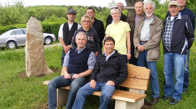 Gedenkstein zum Rübgarten-Jubiläum: Jetzt wurde er offiziell übergeben, wie auch die Eichen-Sitzbank. Bürgermeister (r), Ortsvor Gedenkstein zum Rübgarten-Jubiläum: Jetzt wurde er offiziell übergeben, wie auch die Eichen-Sitzbank. Bürgermeister (r), Ortsvor