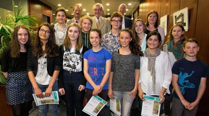 Preisträger und Laudatoren in der Schalterhalle der Reutlinger Volksbank in der Gartenstraße.  FOTO: ZAWADIL