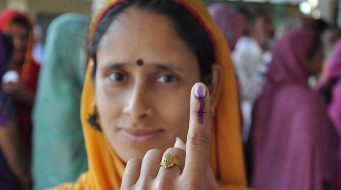 Parlamentswahlen in Indien: Eine Wählerin zeigt ihren nach der Stimmabgabe markierten Finger. Foto: Sanjay Baid