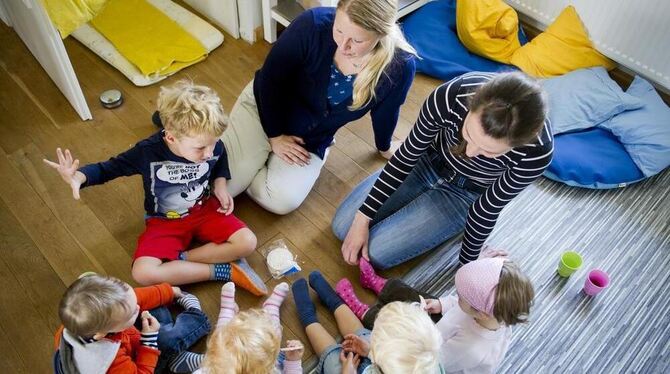 Mütter, Tagesmütter, eigene Kinder und solche, die nur zu bestimmten Zeiten betreut werden. Das alles spielt hinein in den Allta