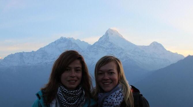 Haben bei Sonnenaufgang einige Achttausender Nepals bestaunt: Nina Frank (links) und Marie Steinmaier.  FOTO: PR