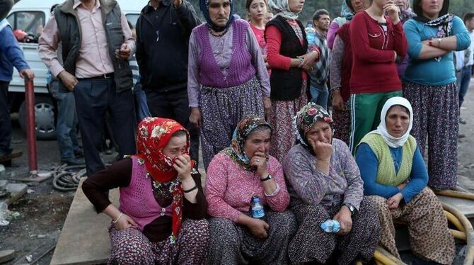 Hunderte Angehörige harren vor den Absperrungen aus. Foto: Cem Oksuz / Anadolu Agency
