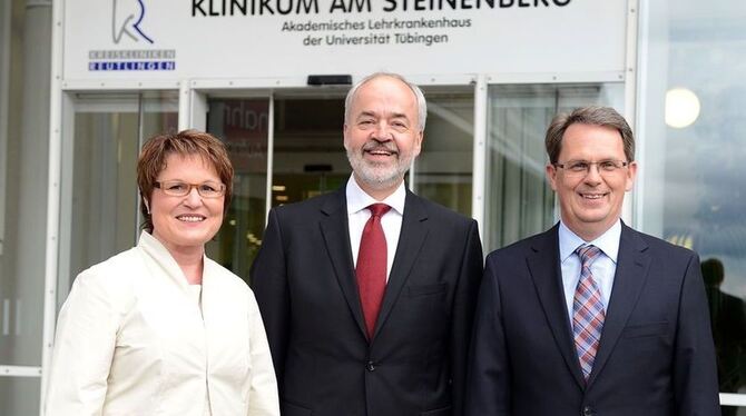 Geschäftsführerwechsel bei der Klinik GmbH (von links): Dr. Rafaela Korte, Landrat Thomas Reumann, Norbert Finke. GEA-FOTO: PACH Geschäftsführerwechsel bei der Klinik GmbH (von links): Dr. Rafaela Korte, Landrat Thomas Reumann, Norbert Finke. GEA-FOTO: PACH