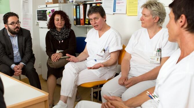 Personalcheck live für Politiker (von links): Chris Kühn (Grüne), Personalrätin Georgia Papadopoulou und Pflegerin Miriam Falso.