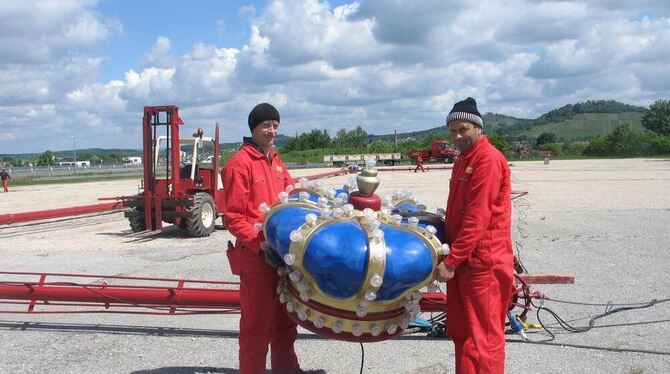 Derzeit bereiten Mitarbeiter des Circus Krone den Festplatz in Metzingen für das dreitägige Gastspiel vor. GEA-FOTO: FÜSSEL