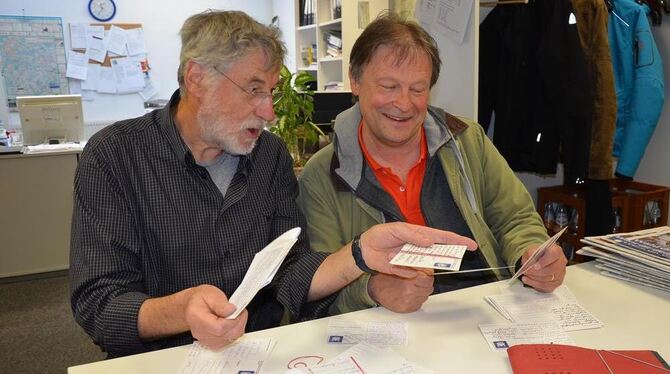 Manfred Kober (links) und Helmut Bachschuster haben sich im Echaz-Boten zu begeisterten Postkartenlesern entwickelt.  GEA-FOTO: