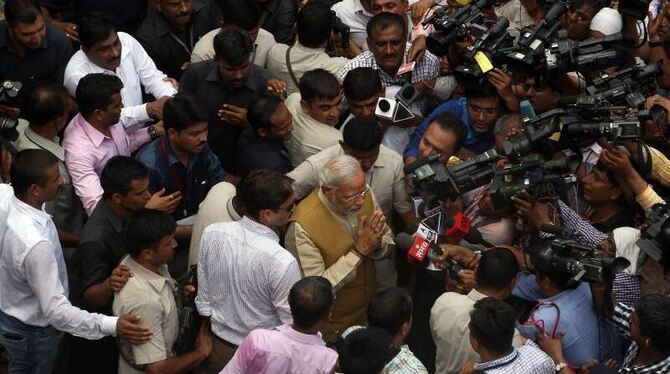 Bad in der Menge: Wahlsieger Narendra Modi (M.). Foto: Divyakant Solanki