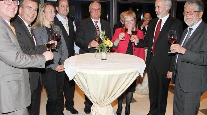 Illustre Runde (von links). Bad Urachs Bürgermeister Elmar Rebmann, Dehoga-Präsident Fritz Engelhardt, Nadine und Christian Schm
