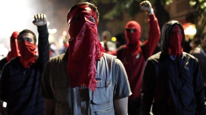 In Istanbul protestieren wütende Bürger gegen die Politik von Premier Erdogan. Foto: Sedat Suna