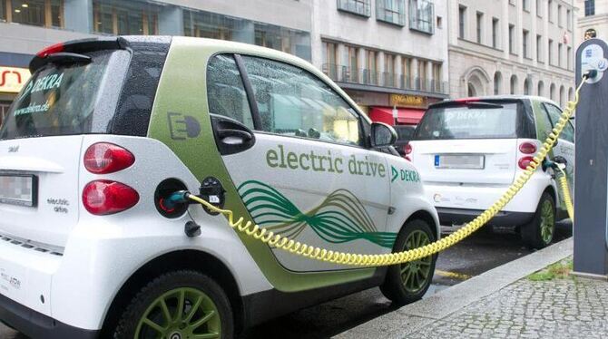 Ein Elektroauto »tankt« Strom an einer Stromtankstelle in Berlin. Foto: Stefan Sauer