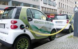 Ein Elektroauto «tankt» Strom an einer Stromtankstelle in Berlin. Foto: Stefan Sauer