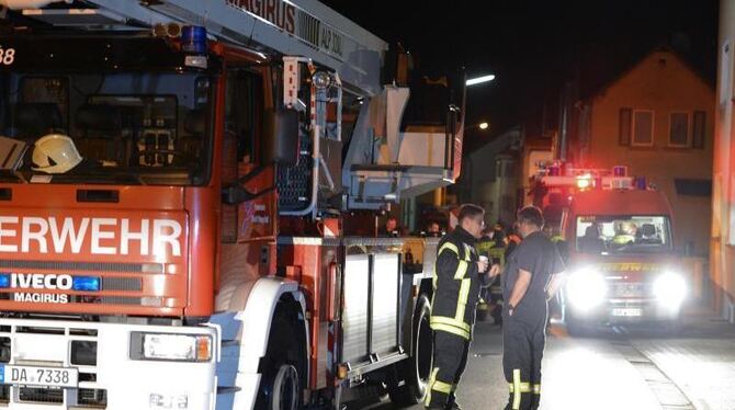 Feuerwehrleute nach einem Einsatz in Nieder-Beerbach (Kreis Darmstadt-Dieburg) Foto: Arne Dedert