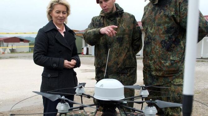 Bundesverteidigungsministerin von der Leyen begutachtet eine Aufklärungsdrohne in einem Feldlager im Kosovo. Foto: Maurizio G