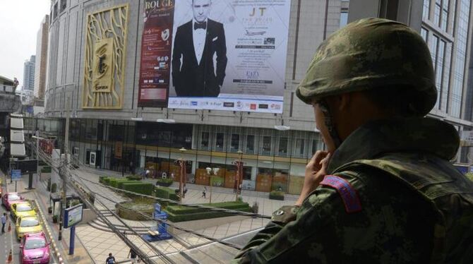 Ein Soldat beobachtet das Geschehen auf einer Straßenkreuzung der Hauptstadt. Foto: Udo Weitz