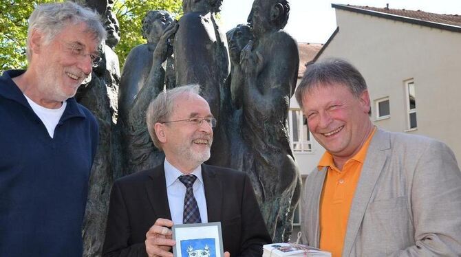 Bürgerbeteiligung macht Spaß: Manfred Kober (links) und Helmut Bachschuster (rechts) freuen sich, dass Bürgermeister Rudolf Heß