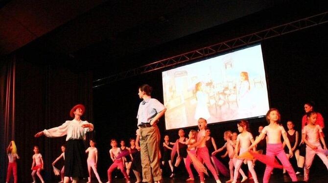 Mary Poppins (links) vor einer Schar begeisterter kleiner Tänzerinnen.  FOTO: LINK