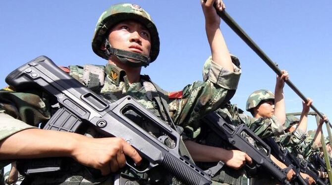 Paramilitärische Polizisten in Xinjiang. Bei einem Anschlag in der Unruheregion in Nordwestchina sind 31 Menschen getötet wor