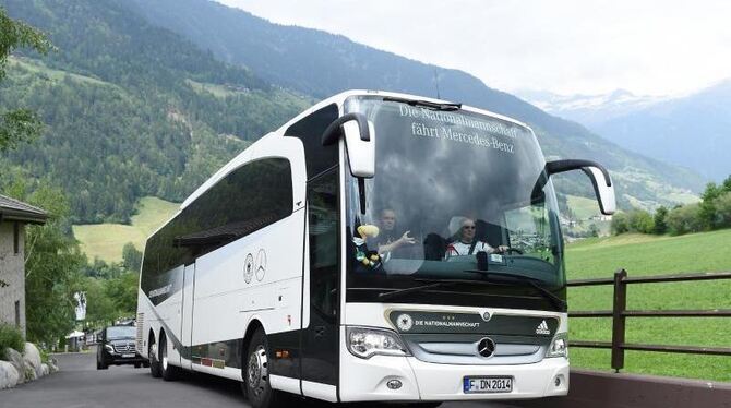 Mit dem Bus reist die Nationalmannschaft im Trainingslager an. Foto: Markus Gilliar