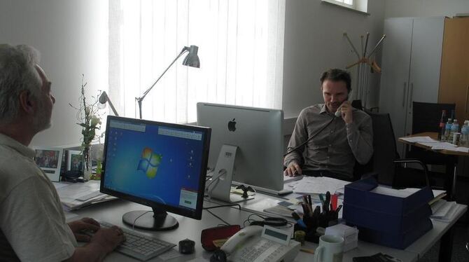 Wegen personeller Unterbesetzung war der neue VHS-Leiter in Metzinger, Oliver Beck (rechts), häufig ans Telefon gebunden, um Kur