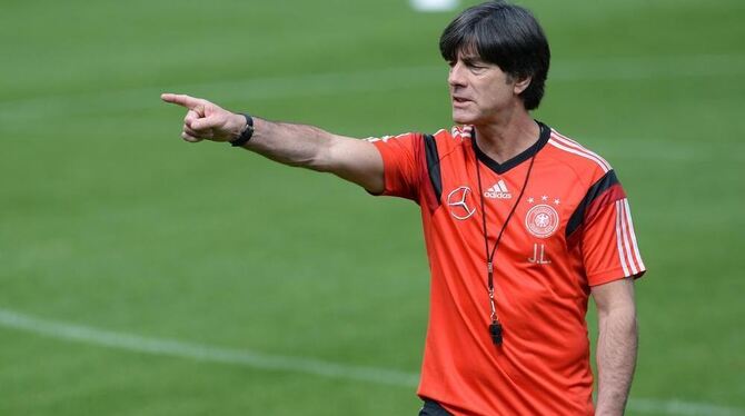 Der Bundestrainer weiß, dass Deutschland bei der Weltmeisterschaft den Titel erwartet. Joachim Löw bleibt aber entspannt.  FOTO: