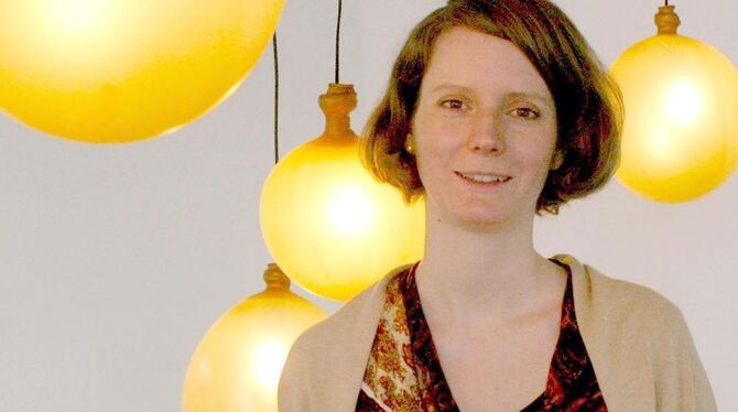 Katrin Wegemann in einer Installation aus leuchtenden Luftballons. Sie werden bei der Eröffnung schlagend das Wirken von Zeit, E