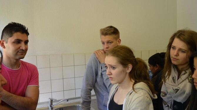 Begegnung der Kulturen: Hauff-Schüler kamen ins Gespräch mit Asylbewebern in der Staufenburg.  FOTO: HOMOLKA