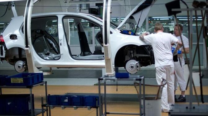 VW lässt in Wolfsburg im zweiten Quartal für die Produktion des Golfs an 13 Tagen die Bänder länger laufen. Foto: Jochen Lübk