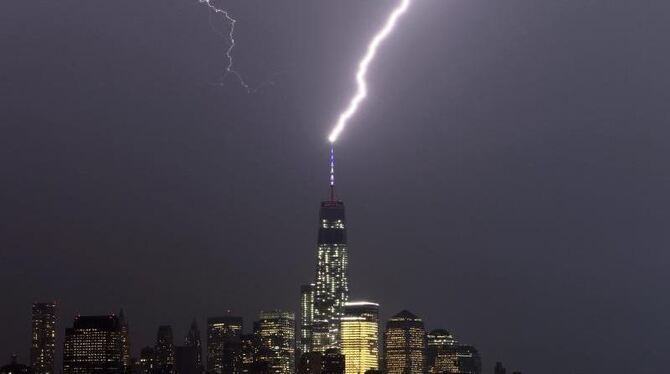 Ein Blitz schlägt in die rund 540 Meter hohe Spitze des neuen One World Trade Centers ein. Foto: Gary Hershorn