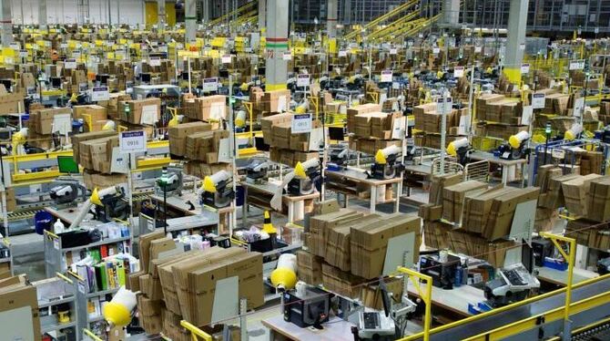 Logistikzentrums in Leipzig: Amazon dominiert immer stärker den deutschen Online-Handel. Foto: Peter Endig/Archiv