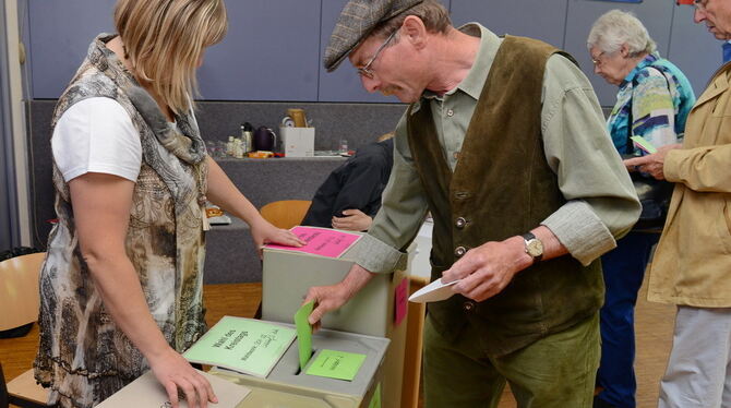 Wähler geben ihre Stimme in Walddorfhäslach ab