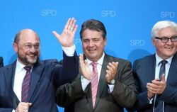 SPD-Spitzenkandidat Martin Schulz (l-r), SPD-Chef Gabriel und Außenminister Steinmeier bei der Wahlparty ihrer Partei. Foto: 
