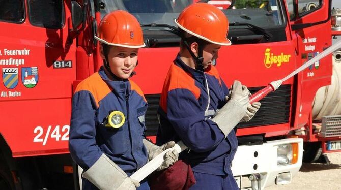 Alles im Griff haben die jungen Gomadinger Feuerwehrleute Moritz und Tobias. GEA-FOTO: DEWALD