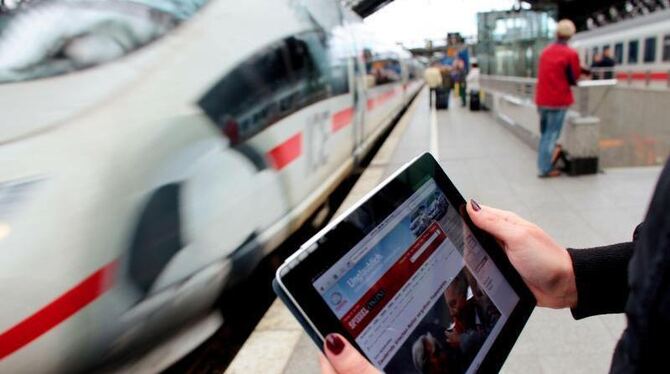 Die Deutsche Bahn stellt ihr künftiges Angebot für Internet-Zugänge in Fernzügen und an Bahnhöfen vor. Foto: Oliver Berg