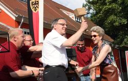 Betzingens Bezirksbürgermeister Thomas Keck – auf dem Foto bei der Eröffnung des Dorffestes mit OB Barbara Bosch – hat allen Gru