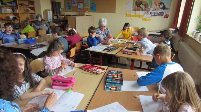 Gemeinsamer Unterricht von Sonder- und Grundschülern erweist sich in Dottingen als bereichernd für alle.  GEA-FOTO: OELKUCH