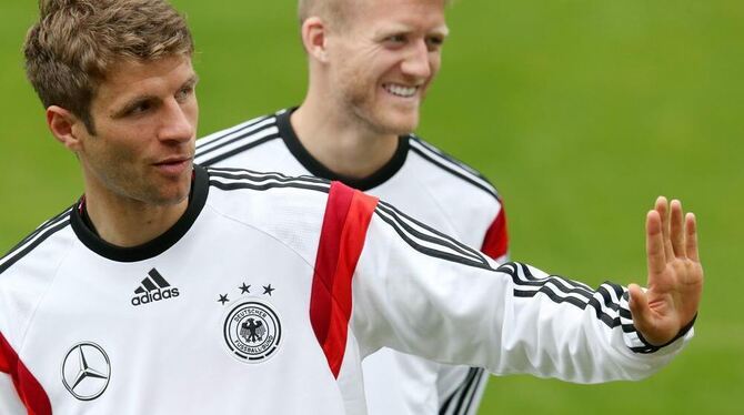 Thomas Müller ist immer für einen Spaß gut. Da haben Teamkollegen wie André Schürrle (rechts) regelmäßig etwas zu lachen.FOTO: W