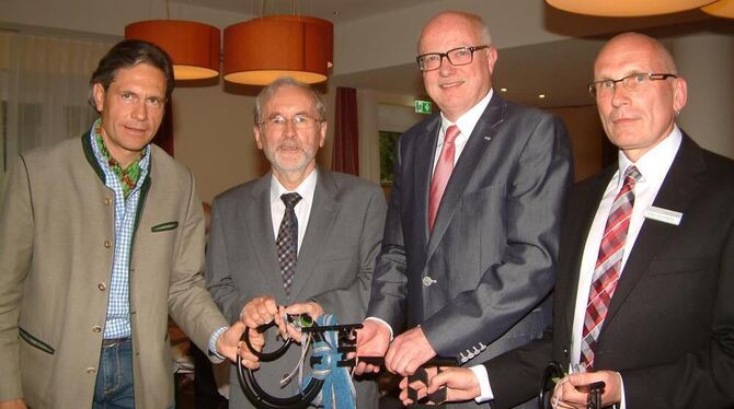 Übergabe mit drei Schlüsseln: (von links) Compassio-Geschäftsführer Wolfgang Frühschütz, Bürgermeister Rudolf Heß und Einrichtun