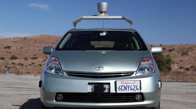 Erster Google-Testwagen: Vor rund zwei Jahren stellte das Unternehmen einen zum zu Roboter-Wagen umgebauten Toyota Prius vor.