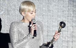 Glamourös, aber brav: Miley Cyrus bei den World Music Awards. Foto: Sebastien Nogier