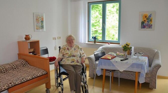 Hildegard Schwille genießt es, jetzt in einem großen hellen Komfort-Appartement im Pfullinger Samariterstift zu wohnen. GEA-FOTO