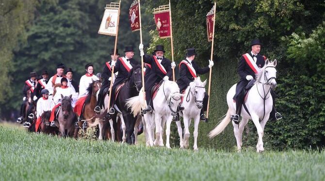 Eine Gruppe von Reitern aus Otterswang beim  traditionellen Blutritt in Weingarten. Die Prozession findet jedes Jahr zu Ehren de