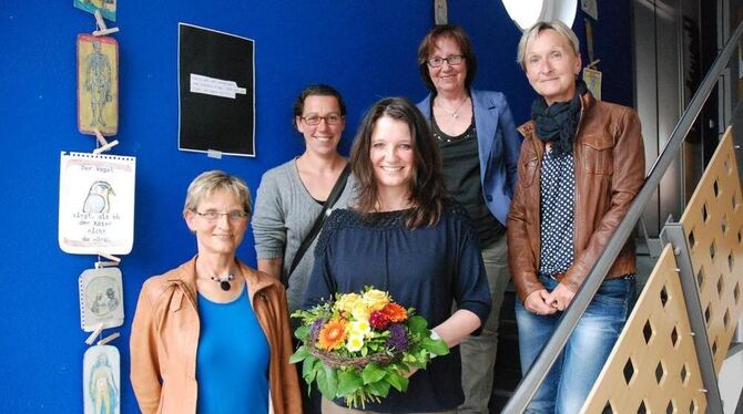 Das Team der Bücherei bei der Verabschiedung von Daniela Binder im Gemeinderat (mit Blumenstrauß). Neben ihr Susanne Freudemann,
