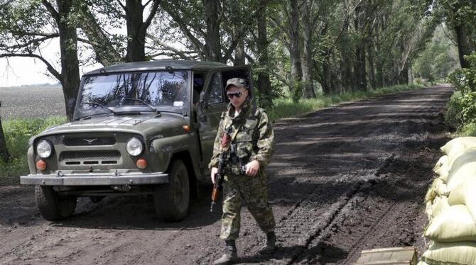 Ein ukrainischer Soldat steht an einm Checkpoint unweit der ostukrainischen Stadt Isjum. Die prowestliche Führung in Kiew wil